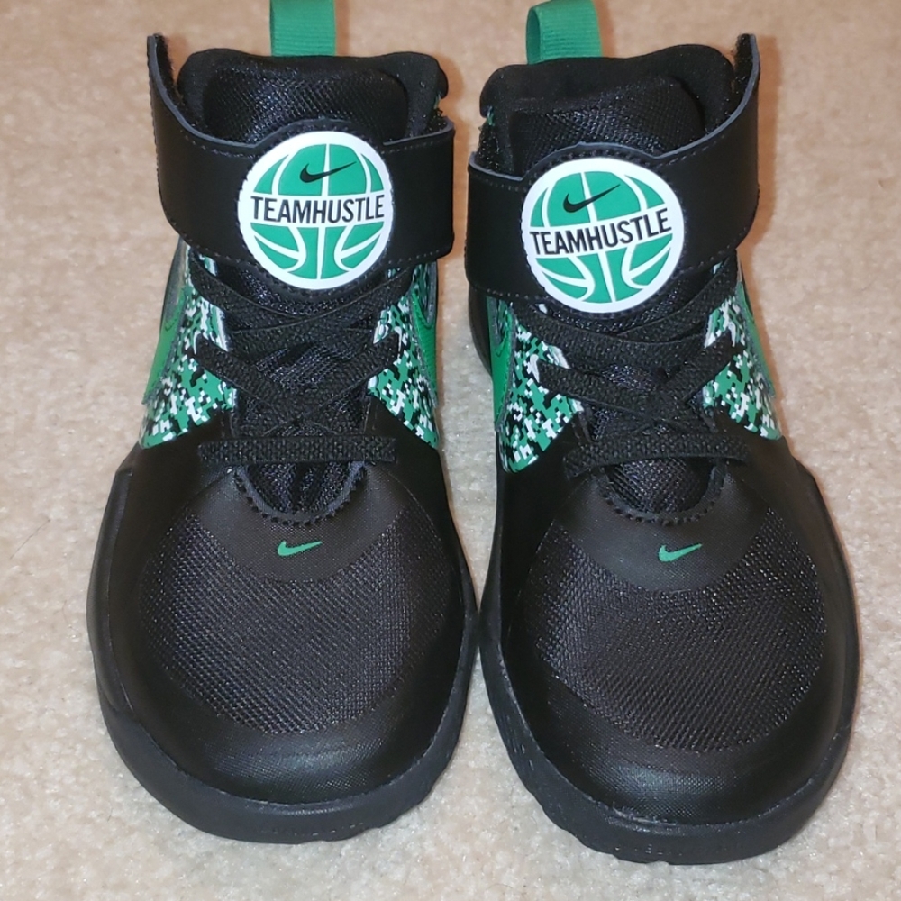 Boys Nike Team Hustle D9 sneakers